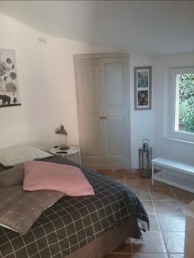 Une Chambre En Ville Л'Іль-сюр-ла-Сорг Екстер'єр фото